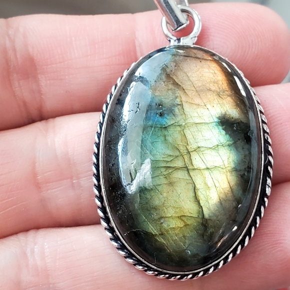 Statement Labradorite Gemstone Pendant set in 925 Sterling Silver Bezel, NWT - Picture 3 of 14